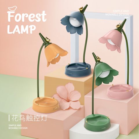 Flower-shaped desk lamps in four colours